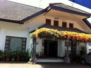 Catellya Guest House Cipaku Bandung Exterior foto